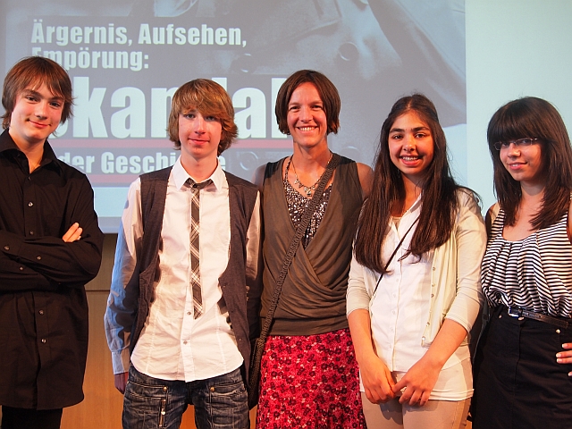 Ezgi Keklikci, Marlon Ledel, Sören Metzdorf und Sophia Thomas mit ihrer Lehrerin Christine Göbel bei der Preisverleihung